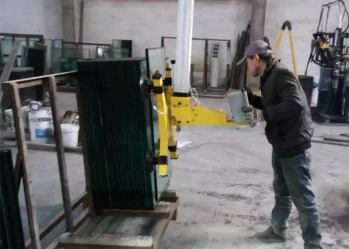 Ανυψωτικοί Cantilever γραμμή παραγωγής γυαλιού γερανών 800KG μονώνοντας και γερανός γυαλιού με τέσσερα suckers