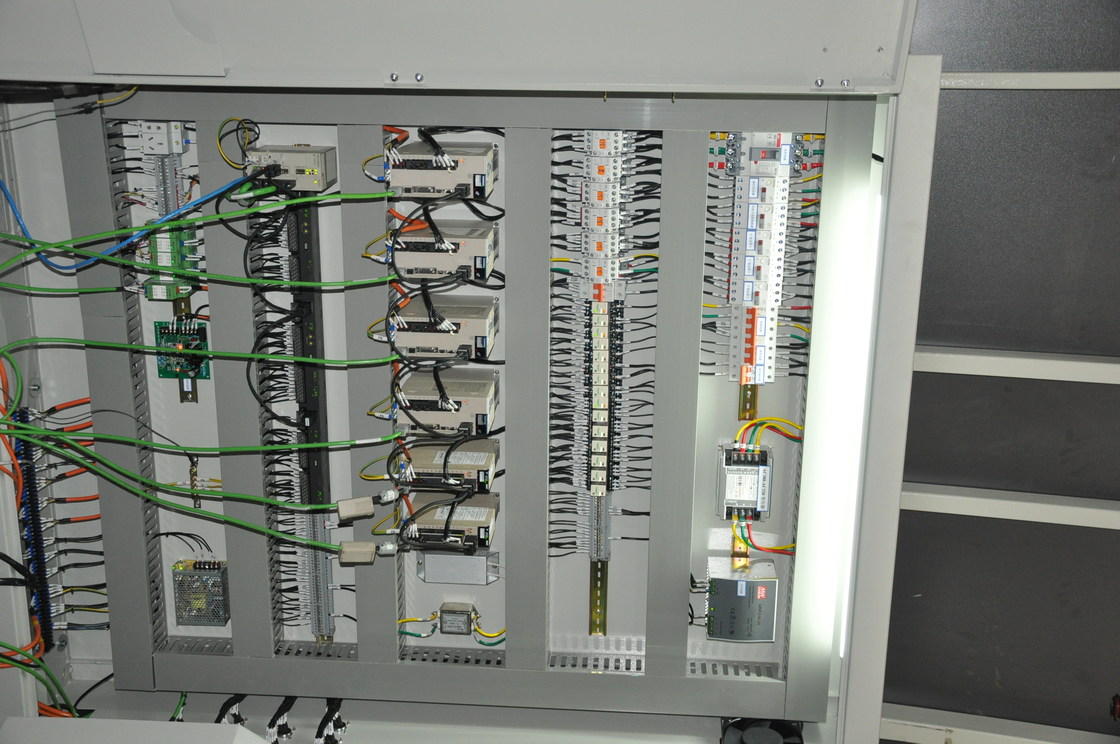 Κάθετη μονώνοντας γραμμή παραγωγής γυαλιού/μονώνοντας σφραγίζοντας ρομπότ 8 γυαλιού σερβο μηχανές