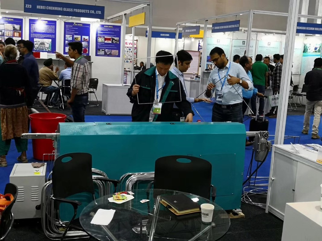 Ο τύπος βουτυλικής μηχανής εξωθητών LJTB01 χρησιμοποιείται για να διαδώσει τα πλαίσια πλήκτρων διαστήματος αργιλίου ομοιόμορφα με το καυτό βουτύλιο λειωμένων μετάλλων