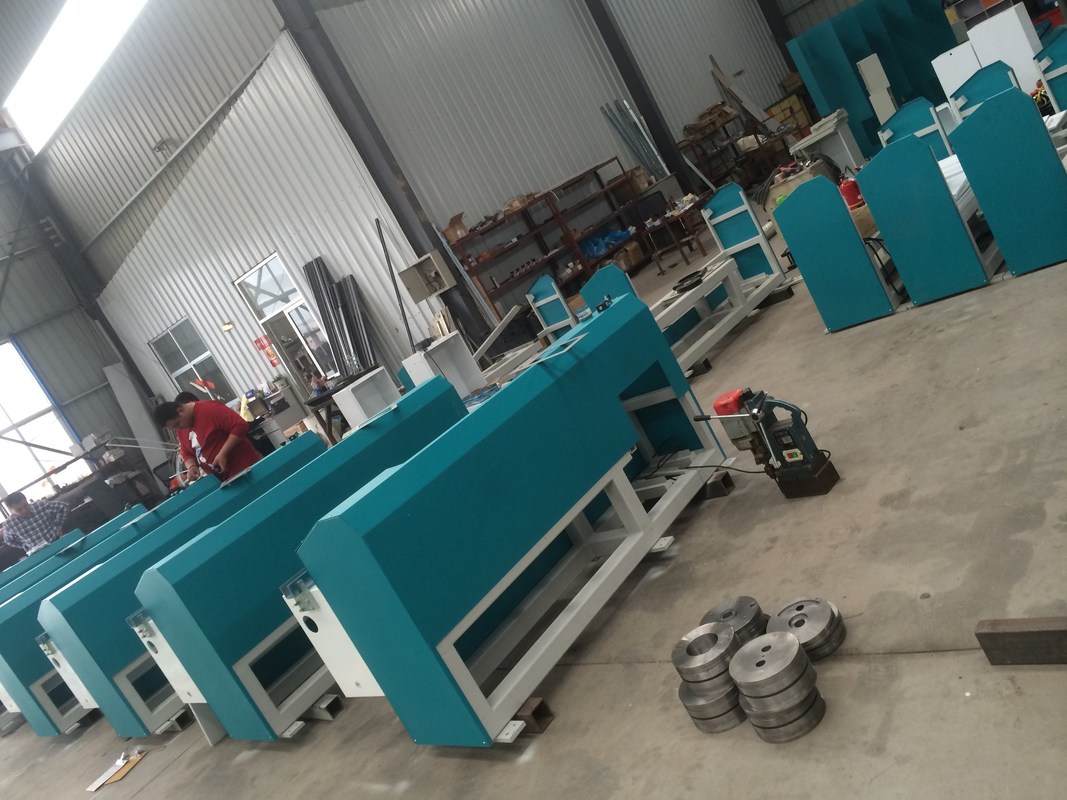 Η βουτυλική μηχανή εξωθητών LJTB01 χρησιμοποιείται για να διαδώσει τα πλαίσια πλήκτρων διαστήματος αργιλίου ομοιόμορφα με το καυτό βουτύλιο λειωμένων μετάλλων.