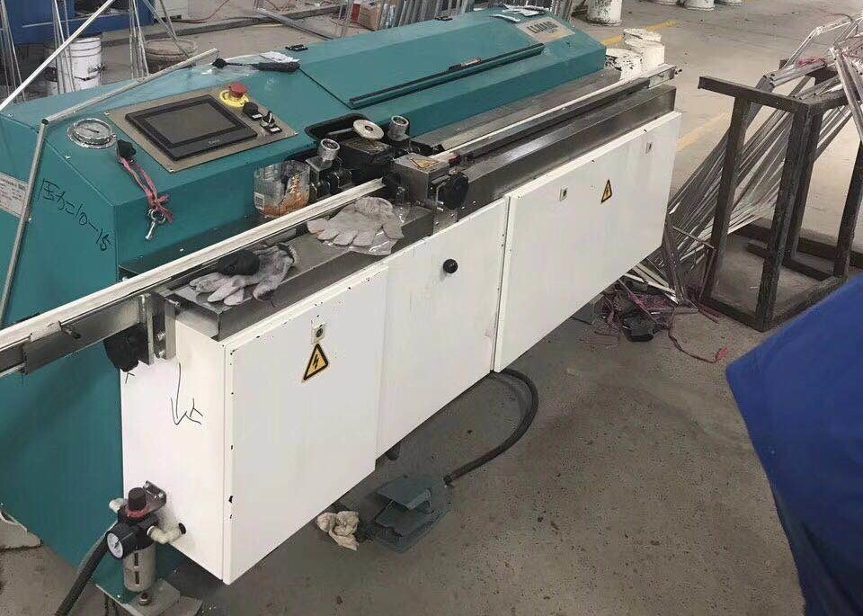 Η βουτυλική μηχανή εξωθητών LJTB01 χρησιμοποιείται για να διαδώσει τα πλαίσια πλήκτρων διαστήματος αργιλίου ομοιόμορφα με το καυτό βουτύλιο λειωμένων μετάλλων.