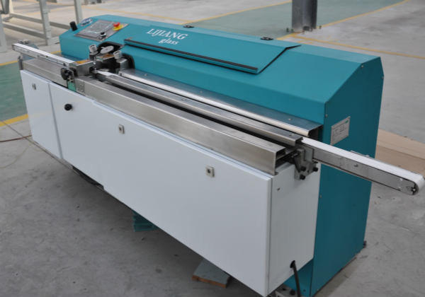 Ο τύπος βουτυλικής μηχανής εξωθητών LJTB01 χρησιμοποιείται για να διαδώσει τα πλαίσια πλήκτρων διαστήματος αργιλίου ομοιόμορφα με το καυτό βουτύλιο λειωμένων μετάλλων