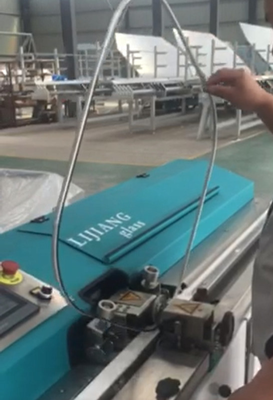 Ο τύπος βουτυλικής μηχανής εξωθητών LJTB01 χρησιμοποιείται για να διαδώσει τα πλαίσια πλήκτρων διαστήματος αργιλίου ομοιόμορφα με το καυτό βουτύλιο λειωμένων μετάλλων.