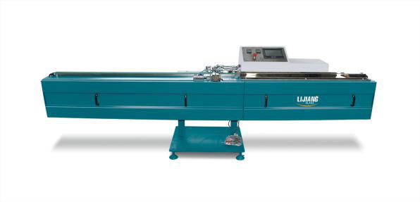 LJTB01 η βουτυλική μηχανή εξωθητών χρησιμοποιείται για να διαδώσει τα πλαίσια πλήκτρων διαστήματος αργιλίου ομοιόμορφα με το καυτό βουτύλιο λειωμένων μετάλλων,