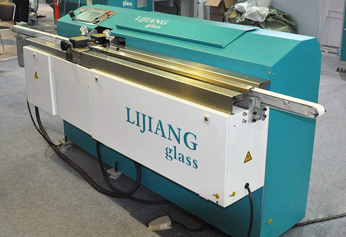 Ο τύπος βουτυλικής μηχανής εξωθητών LJTB01 χρησιμοποιείται για να διαδώσει τα πλαίσια πλήκτρων διαστήματος αργιλίου ομοιόμορφα με το καυτό βουτύλιο λειωμένων μετάλλων.