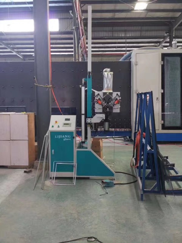 Η Desiccant μηχανή πλήρωσης επιτυγχάνει αυτόματα τις ενέργειες να τρυπήσει τις τρύπες αυτόματα στα πλαίσια πλήκτρων διαστήματος με τρυπάνι