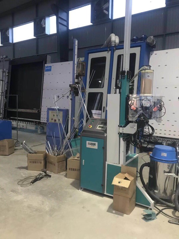 Η Desiccant μηχανή πλήρωσης μπορεί αυτόματα να επιτύχει τις ενέργειες να τρυπήσει τις τρύπες αυτόματα στα πλαίσια πλήκτρων διαστήματος με τρυπάνι