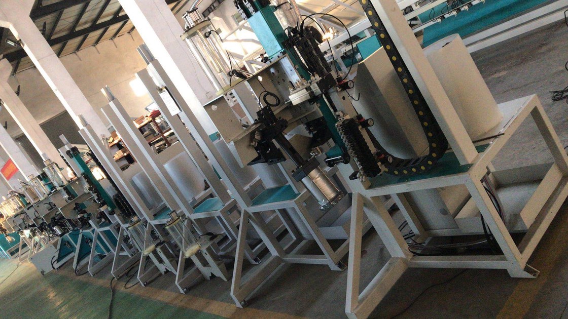 Η Desiccant μηχανή πλήρωσης επιτυγχάνει αυτόματα τις ενέργειες να τρυπήσει τις τρύπες αυτόματα στα πλαίσια πλήκτρων διαστήματος με τρυπάνι