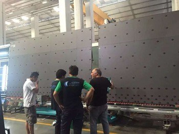 Το πλήρες αυτόματο σφραγίζοντας ρομπότ για την επεξεργασία γυαλιού μόνωσης, περπάτησε το γυαλί και διαμόρφωσε το γυαλί