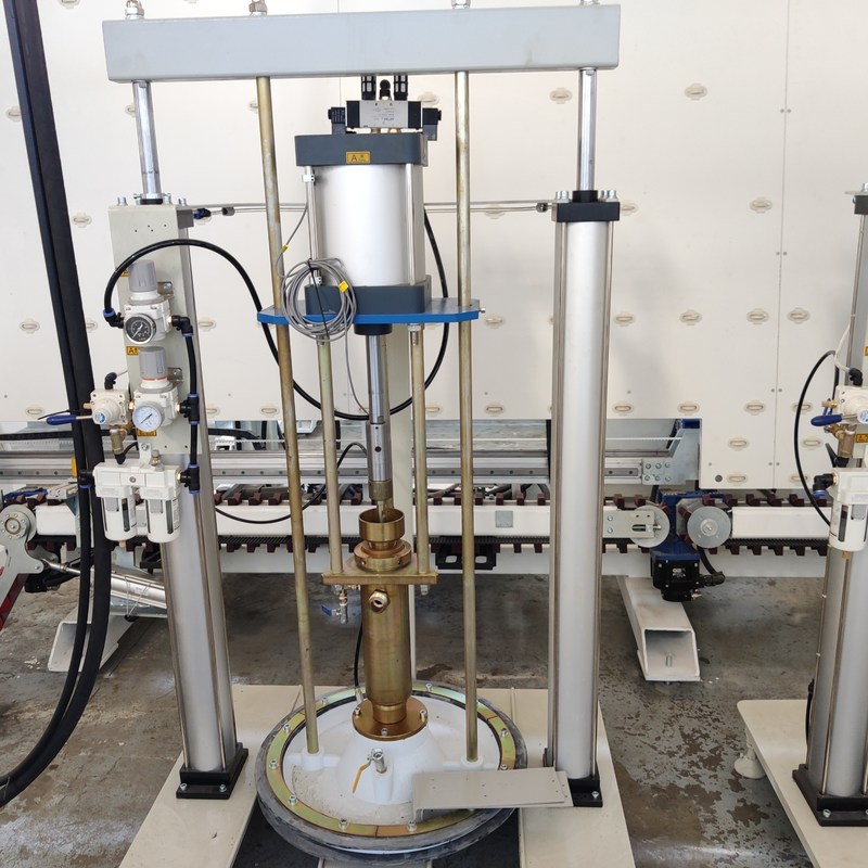 Αυτόματη κάθετη διπλή μονωμένη γυαλί μηχανή ρομπότ γυαλιού σφραγίζοντας για τη διαδίδοντας επεξεργασία στεγανωτικής ουσίας