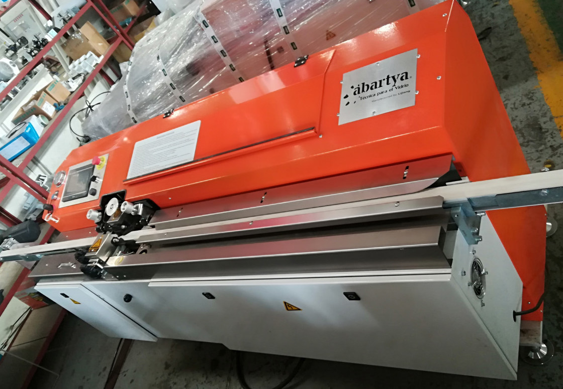 Εξώθησης βουτυλική μηχανή λειωμένων μετάλλων επιστρώματος 47m/min καυτή για τη μηχανή γυαλιού διπλής τοποθέτησης υαλοπινάκων